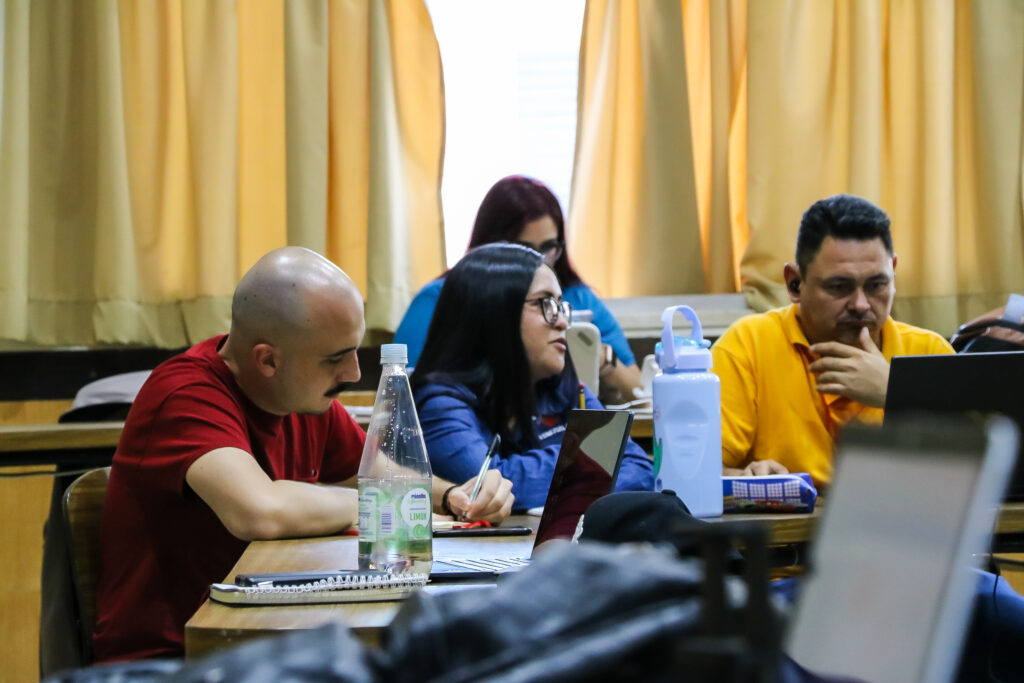 Equipo de Fe y Alegría Venezuela recibiendo clases durante la formación 