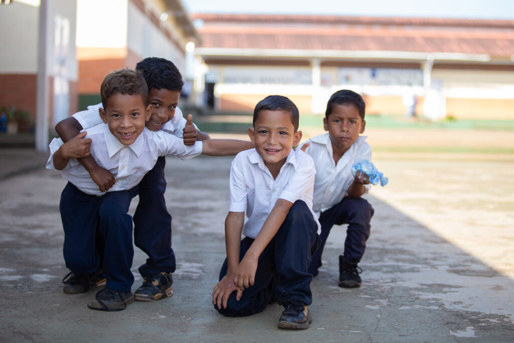 Niños de Fe y Alegría, estado Bolívar Venezuela por Diego Vallenilla 