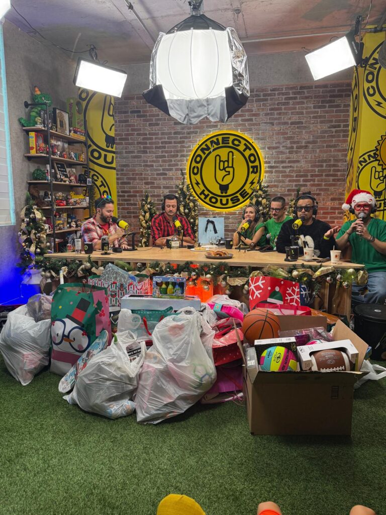 Equipo de Connector House recibiendo los donativos durante su programa en vivo para la fundación Unidos en la Misión 